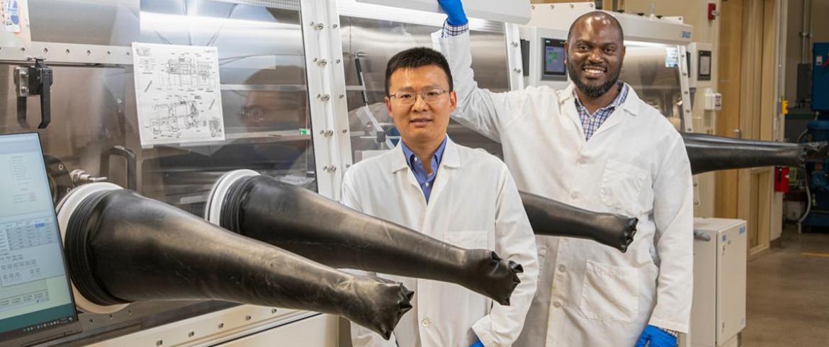 photo of faculty zhibin yu and tarik dickens in the lab at famu-fsu engineering