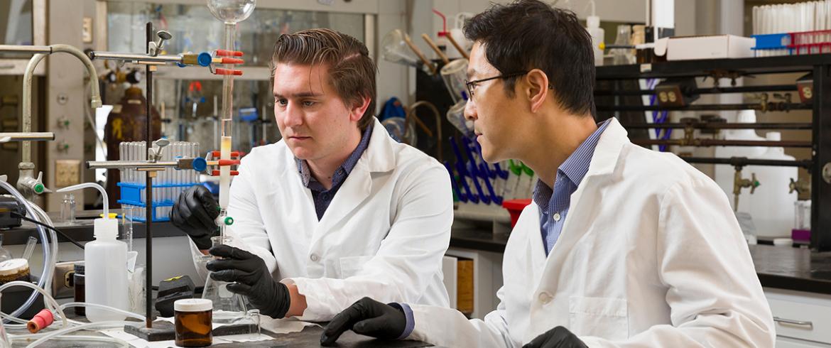 photo of engineering researchers in the lab at famu-fsu engineering