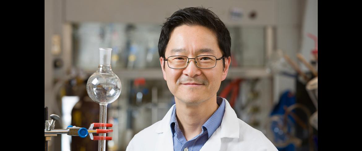 photo of hoyong chung in the lab at famu-fsu college of engineering